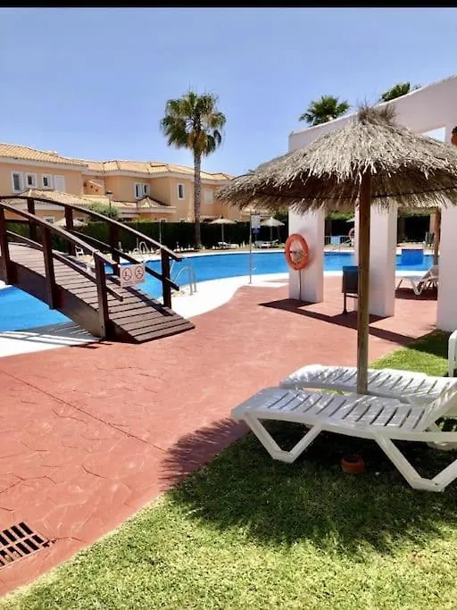 House Sleeps 6, Large Pool Walk To Beach Vera