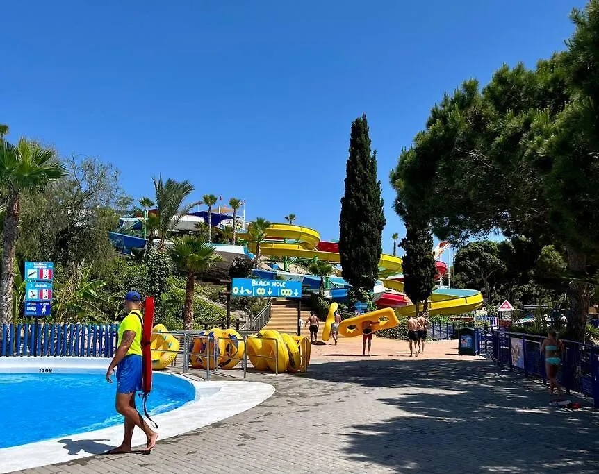 House Sleeps 6, Large Pool Walk To Beach Vera