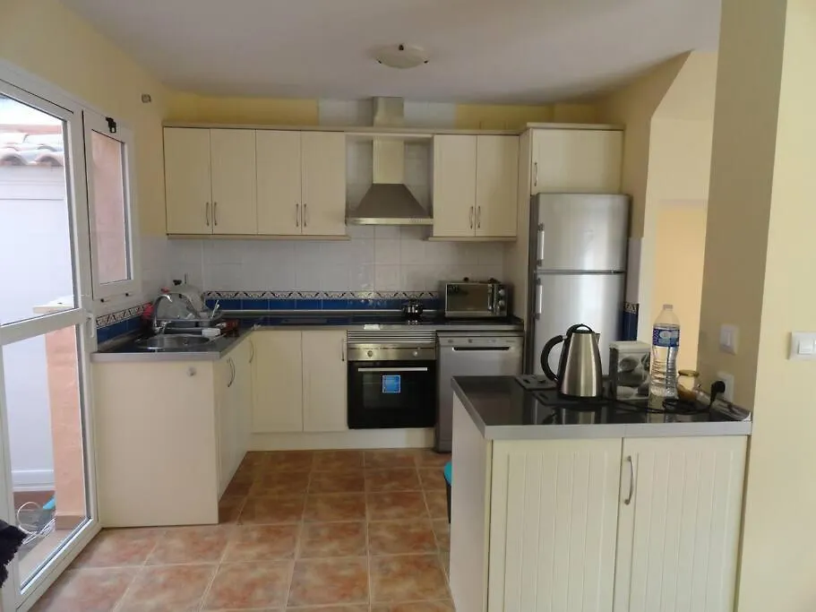 House Sleeps 6, Large Pool Walk To Beach Vera
