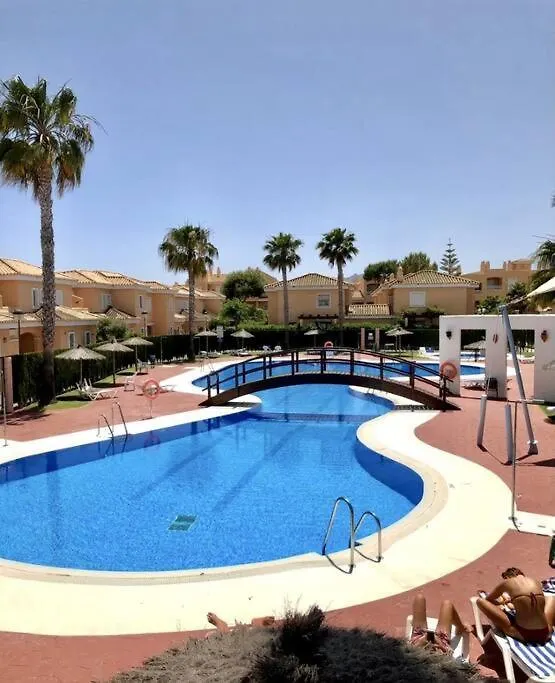 House Sleeps 6, Large Pool Walk To Beach Vera
