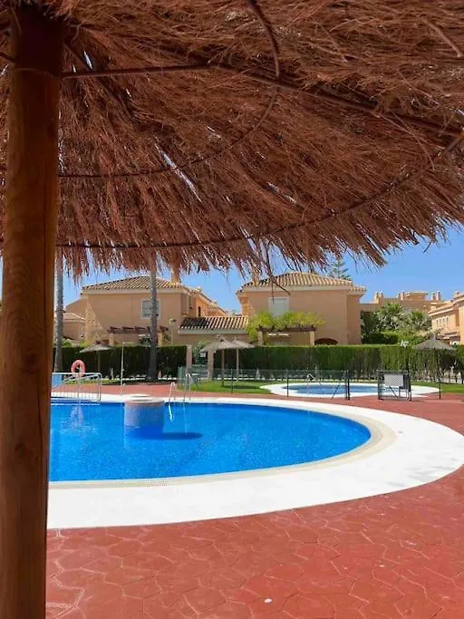 House Sleeps 6, Large Pool Walk To Beach Vera